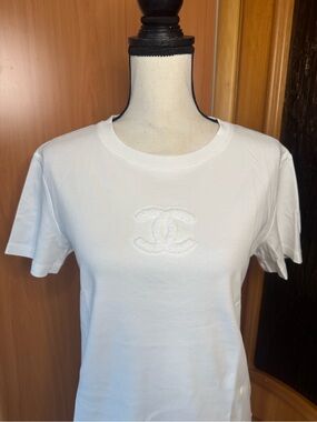 CHANEL White Short-Sleeve Embroidered CC Teesz M